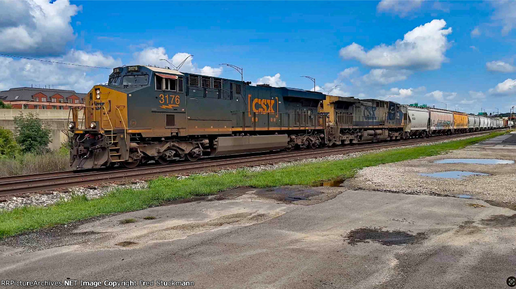 CSX 3176 leads M369.